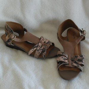 Women Clarks Pink Snakeskin Design Sandals 7 1/2 M